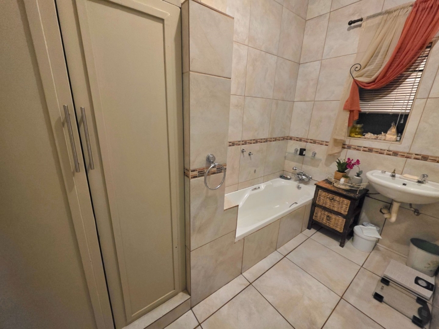 5 Bedroom Property for Sale in Jordania Free State